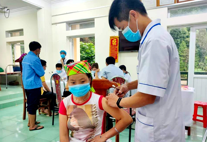 Cán bộ Trung tâm Y tế huyện Mù Cang Chải tiêm vắc xin phòng, chống Covid-19 cho người dân.